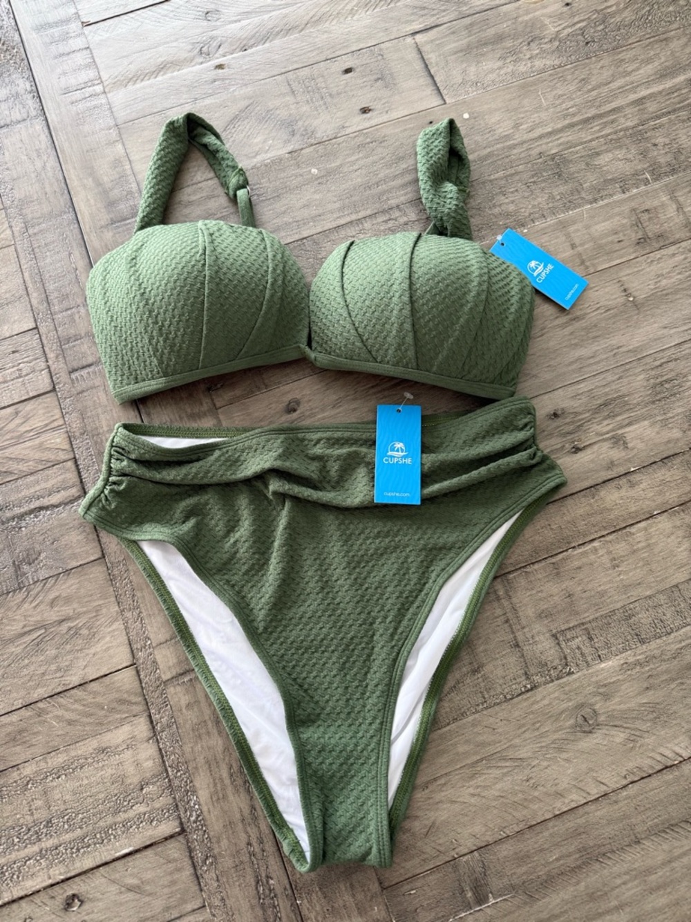 BNWT Cupshe On Holiday Green Bikini, top size large + bottom size medium. - Picture 4 of 10